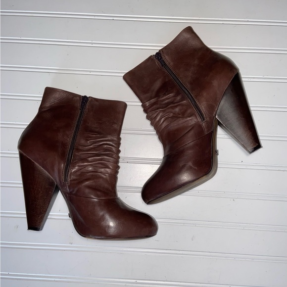 Fergie Ladies Size 9.5 M Brown Leather Zip Up Booties 4.75" Heels Good Condition - Picture 3 of 9